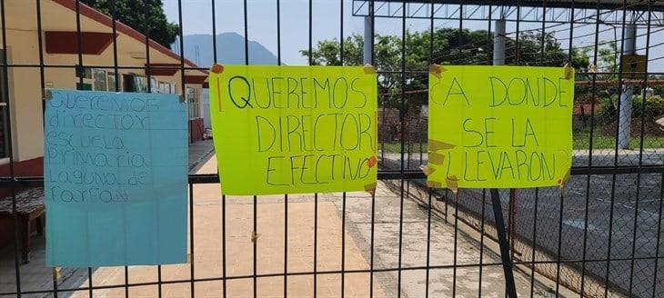 Padres de familia toman primaria en Juchique; denuncian falta de director