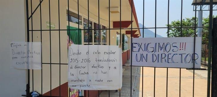 Padres de familia toman primaria en Juchique; denuncian falta de director