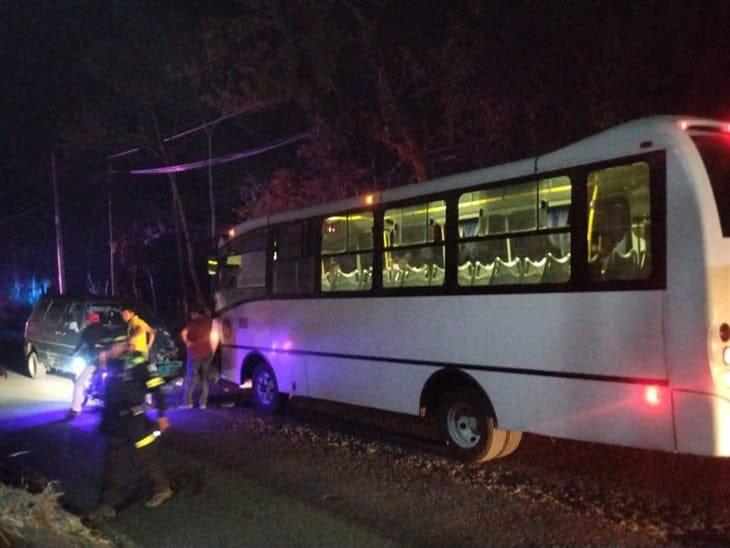 Se registra fuerte accidente entre autobús y camioneta en Córdoba