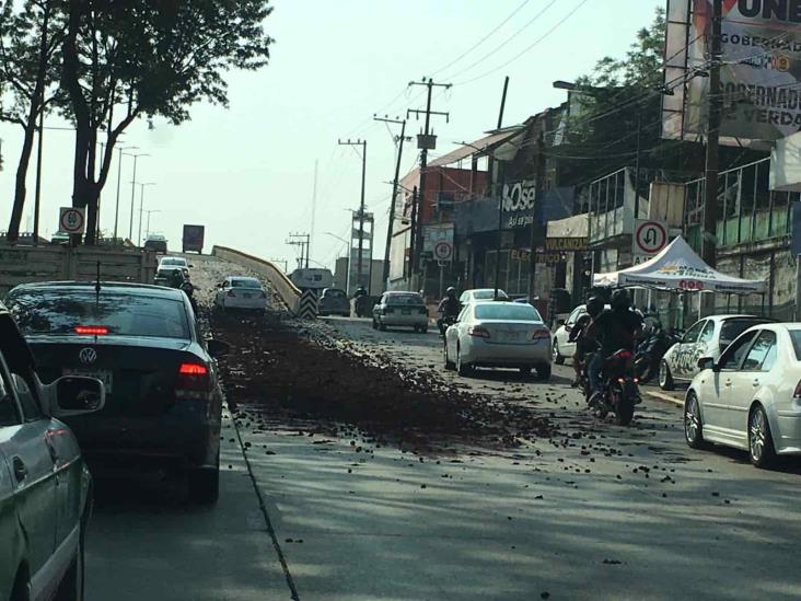Camión de volteo deja tirada grava sobre la avenida Lázaro Cárdenas, en Xalapa