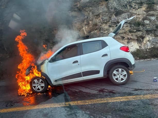 Auto se incendia mientras descendía las cumbres de Acultzingo
