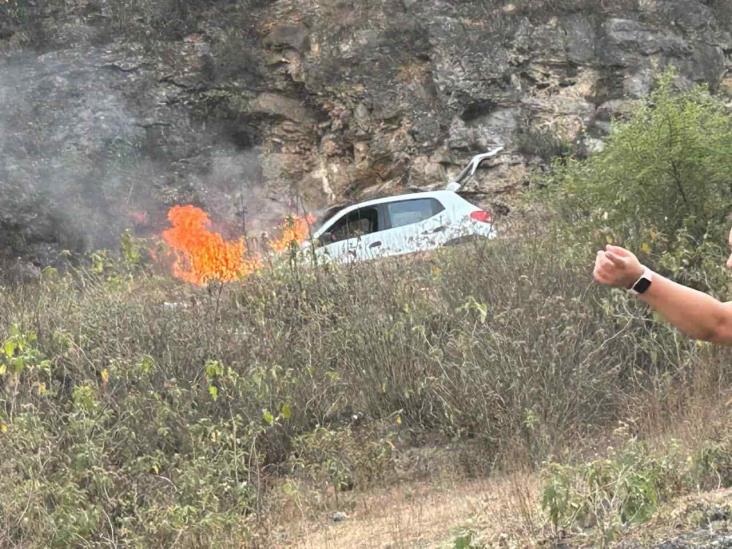 Auto se incendia mientras descendía las cumbres de Acultzingo