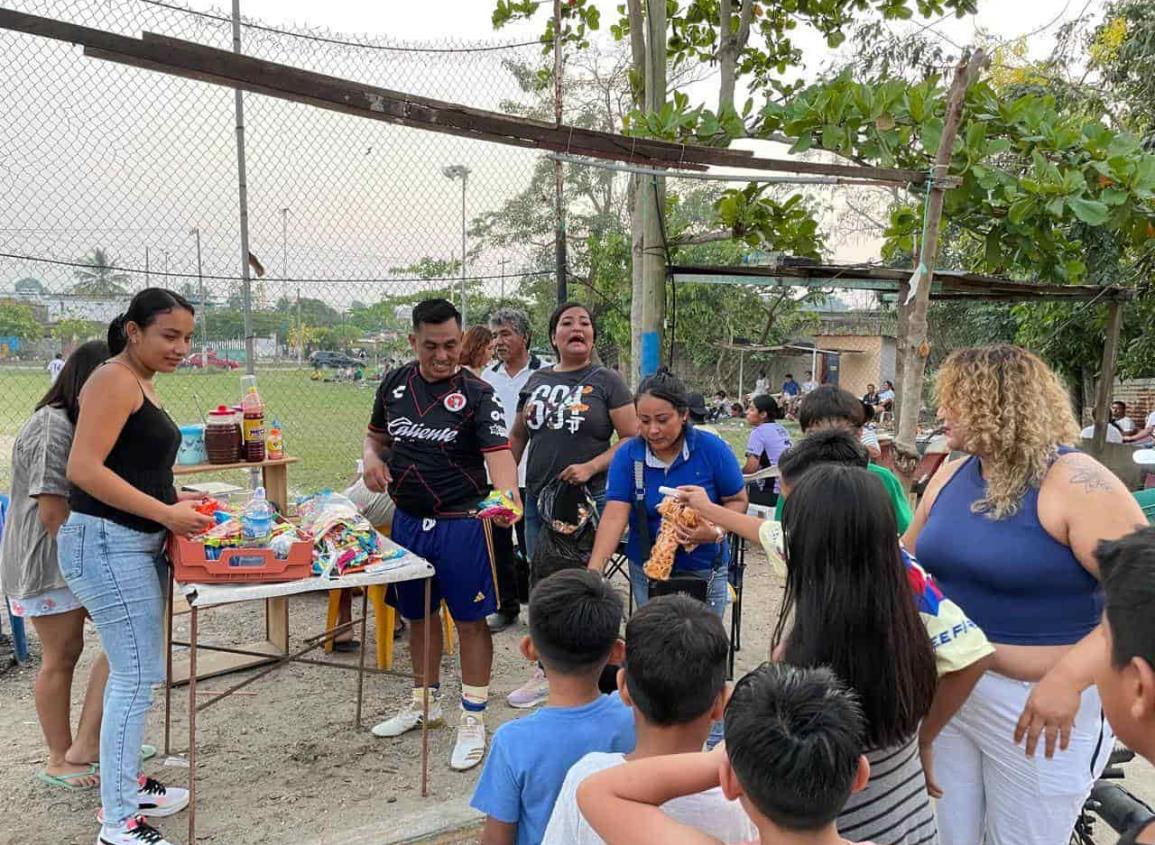 Futbolistas y voluntarios celebran el Día del Niño, en la colonia 2 torres