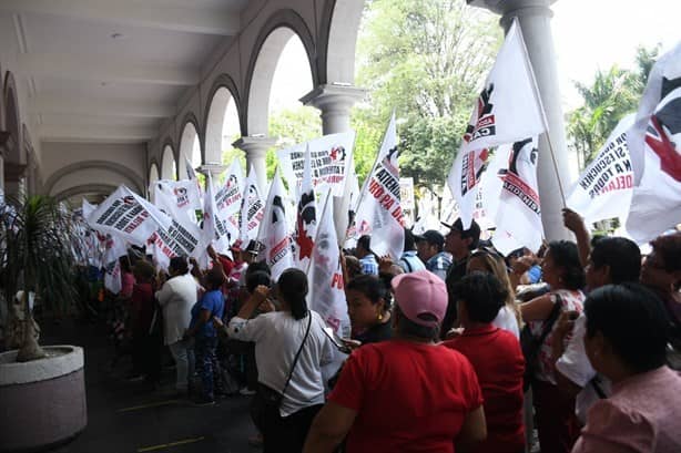 Cardenistas de Xalapa se manifiestan ante Palacio Municipal