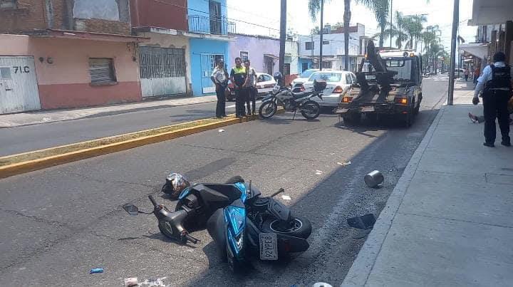 Descuidado conductor impacta a motociclistas en Orizaba