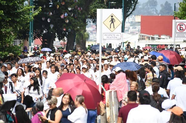 Marchan miles de veracruzanos en desfile del Día del Trabajo en Xalapa