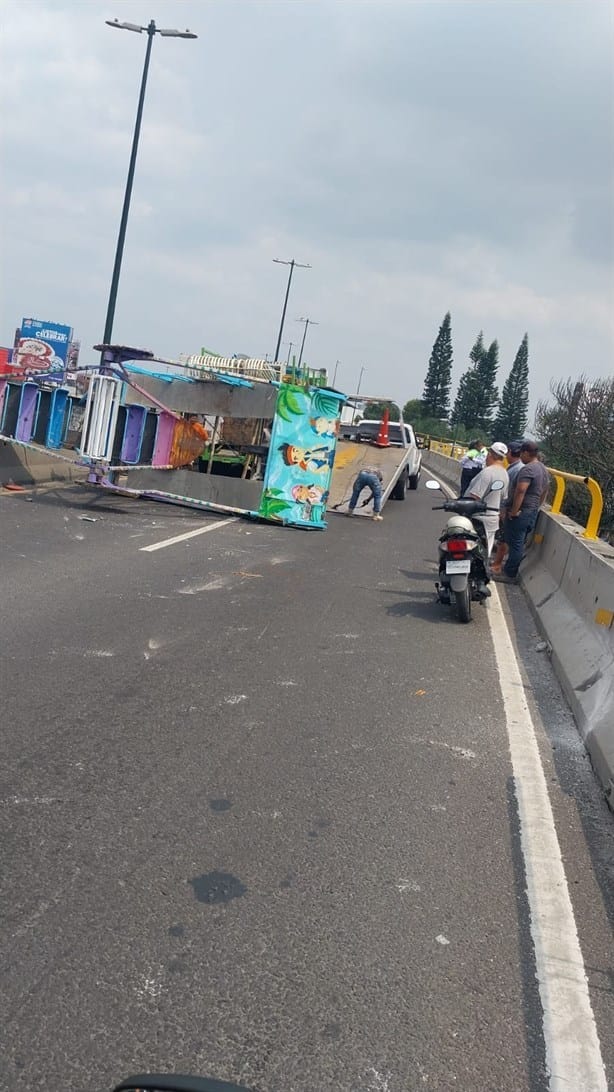 Juego mecánico termina atravesado en puente Bicentenario, en Xalapa