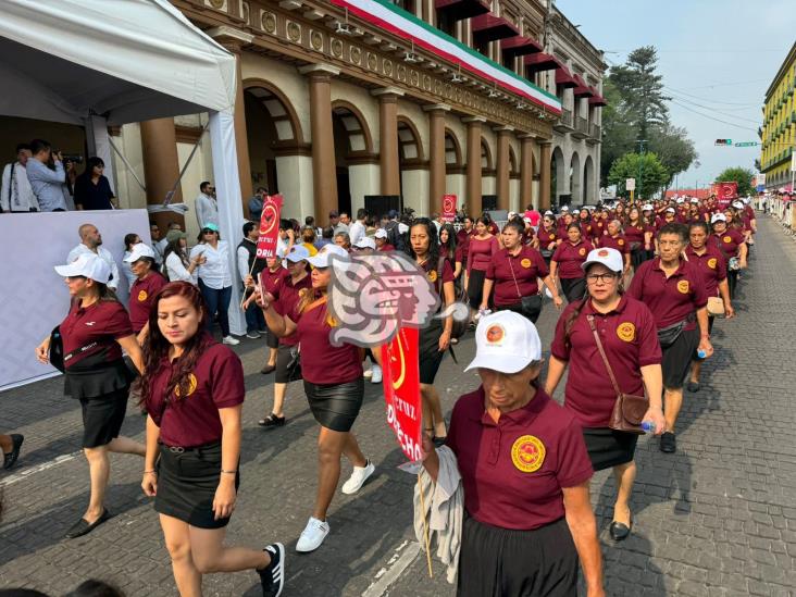 Marchan miles de veracruzanos en desfile del Día del Trabajo en Xalapa