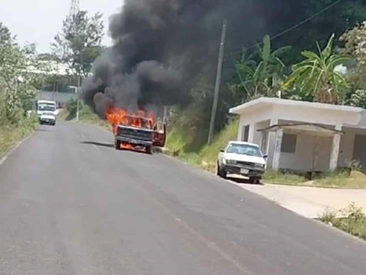 Incendio consume camioneta en carretera Coatepec-Tlaltetela