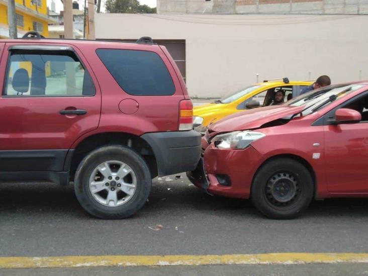 En bulevar Xalapa-Banderilla, tres vehículos involucrados en choque por alcance