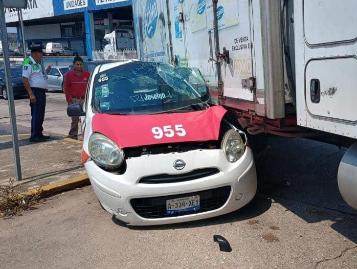 Taxi es impactado por un camión en Coatzacoalcos