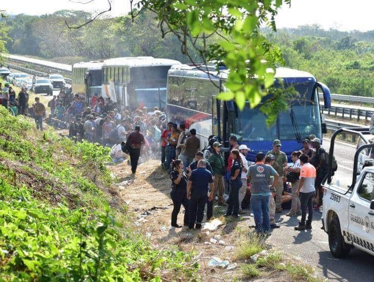 Abandonan a más de 500 migrantes en la Cosolea-Acayucan; 200 presentaban deshidratación | VIDEO