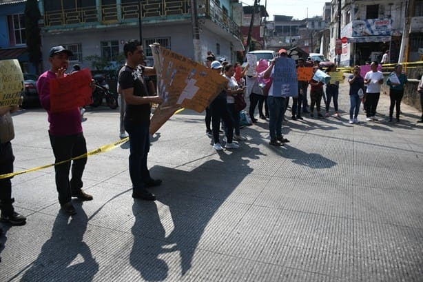 Padres de familia bloquean avenida Bolivia; exigen mejorar infraestructura en primaria de Xalapa 