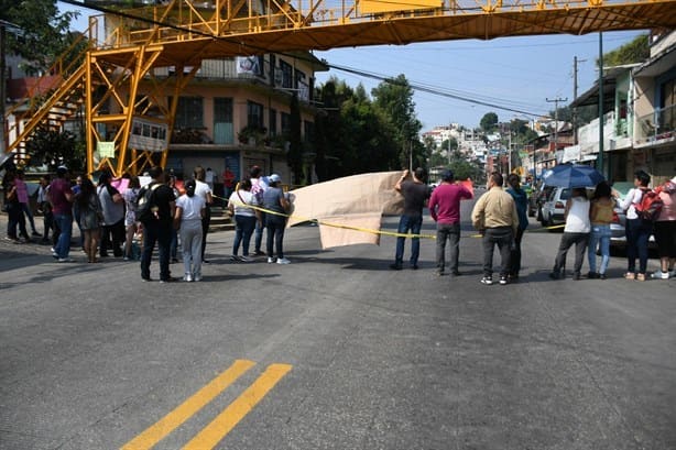 Padres de familia bloquean avenida Bolivia; exigen mejorar infraestructura en primaria de Xalapa 