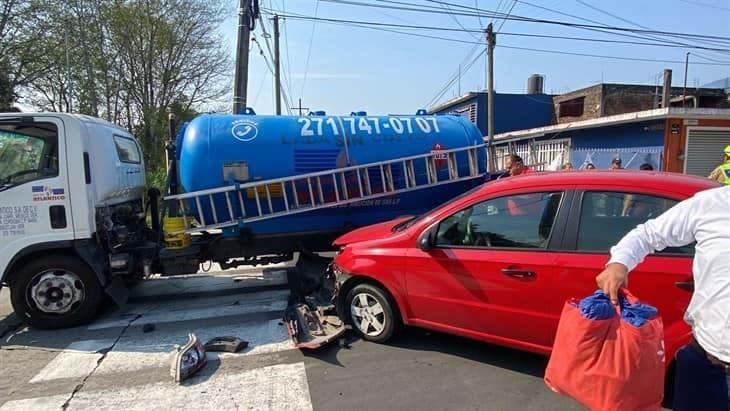Fuerte choque entre camión con pipa de gas y auto; ¡causan movilización en Orizaba!