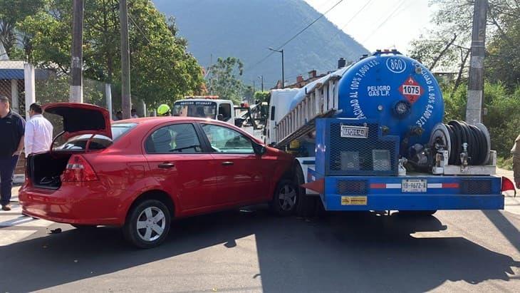 Fuerte choque entre camión con pipa de gas y auto; ¡causan movilización en Orizaba!