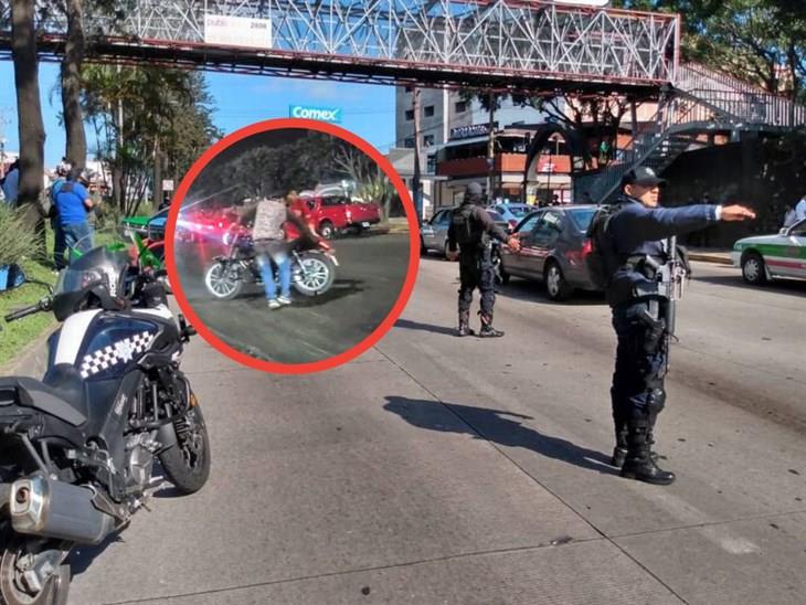 Motociclista sufre accidente en la avenida Lázaro Cárdenas de Xalapa