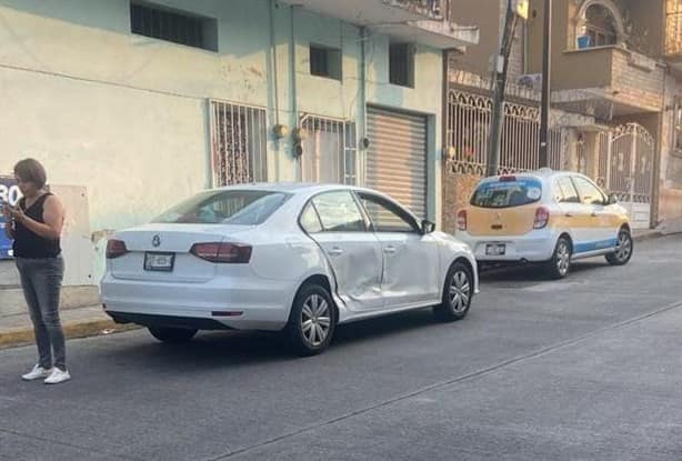 Accidente entre auto y taxi en en bulevar Córdoba-Peñuela