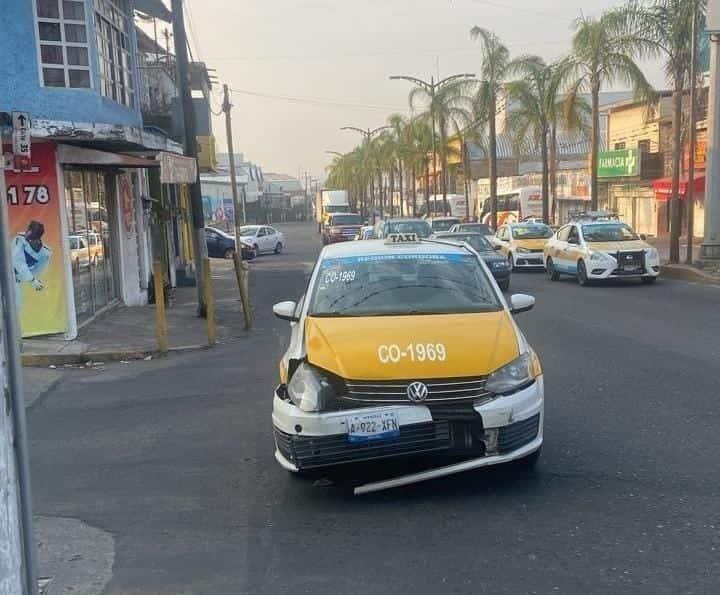 Accidente entre auto y taxi en en bulevar Córdoba-Peñuela