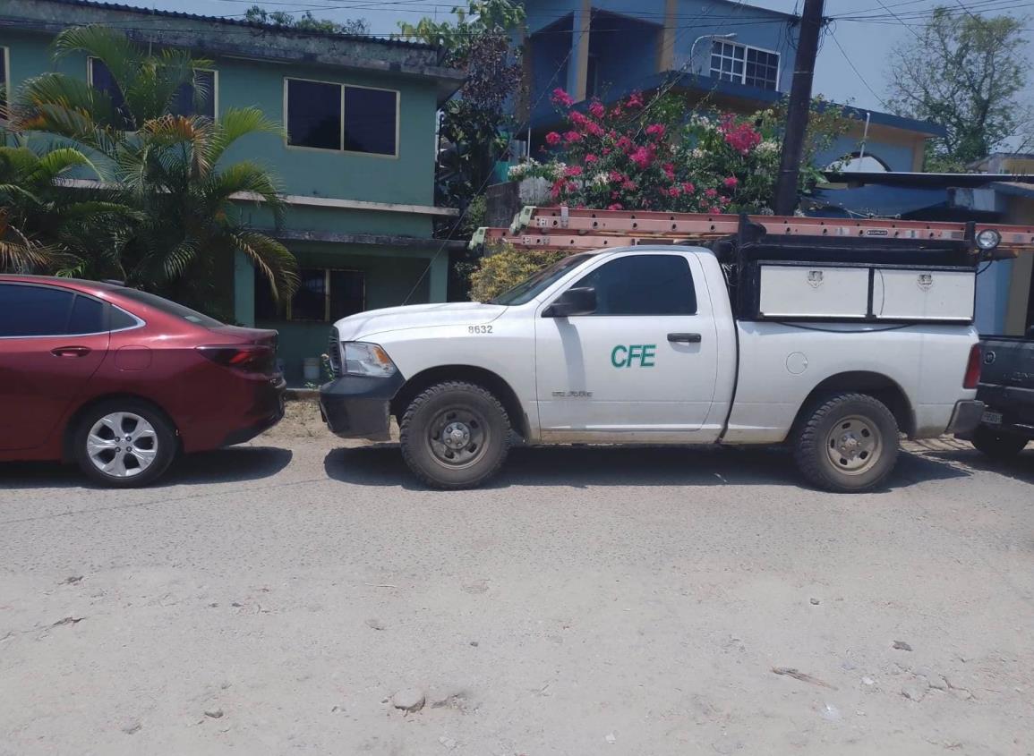 Retienen unidad de la CFE ante problemas en Moloacán