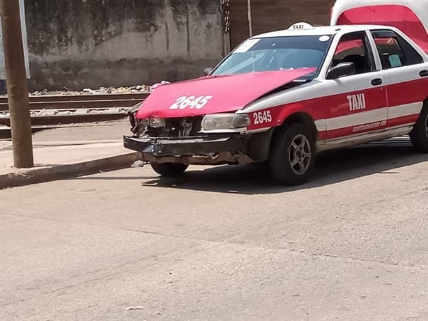 Taxi se impacta contra el tren en Coatzacoalcos