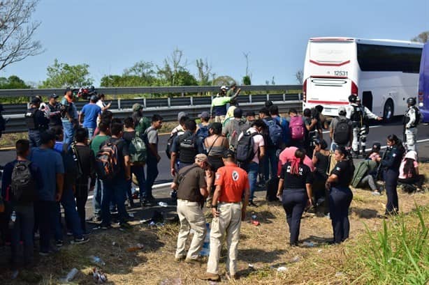 Abandonan a más de 500 migrantes en la Cosolea-Acayucan; 200 presentaban deshidratación | VIDEO