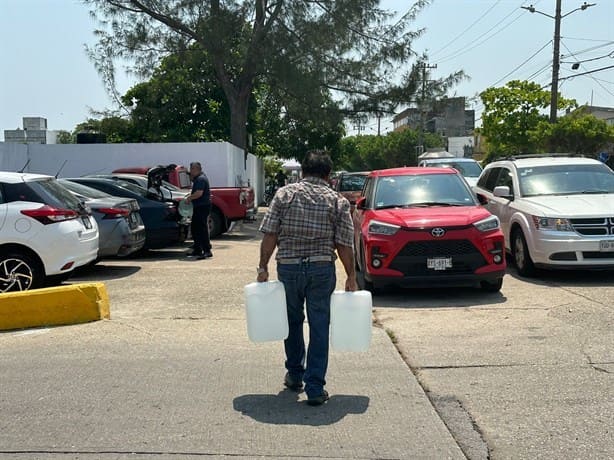 Falta de agua se agudiza en Coatzacoalcos; acuden a CMAS en busca del vital líquido | VIDEO