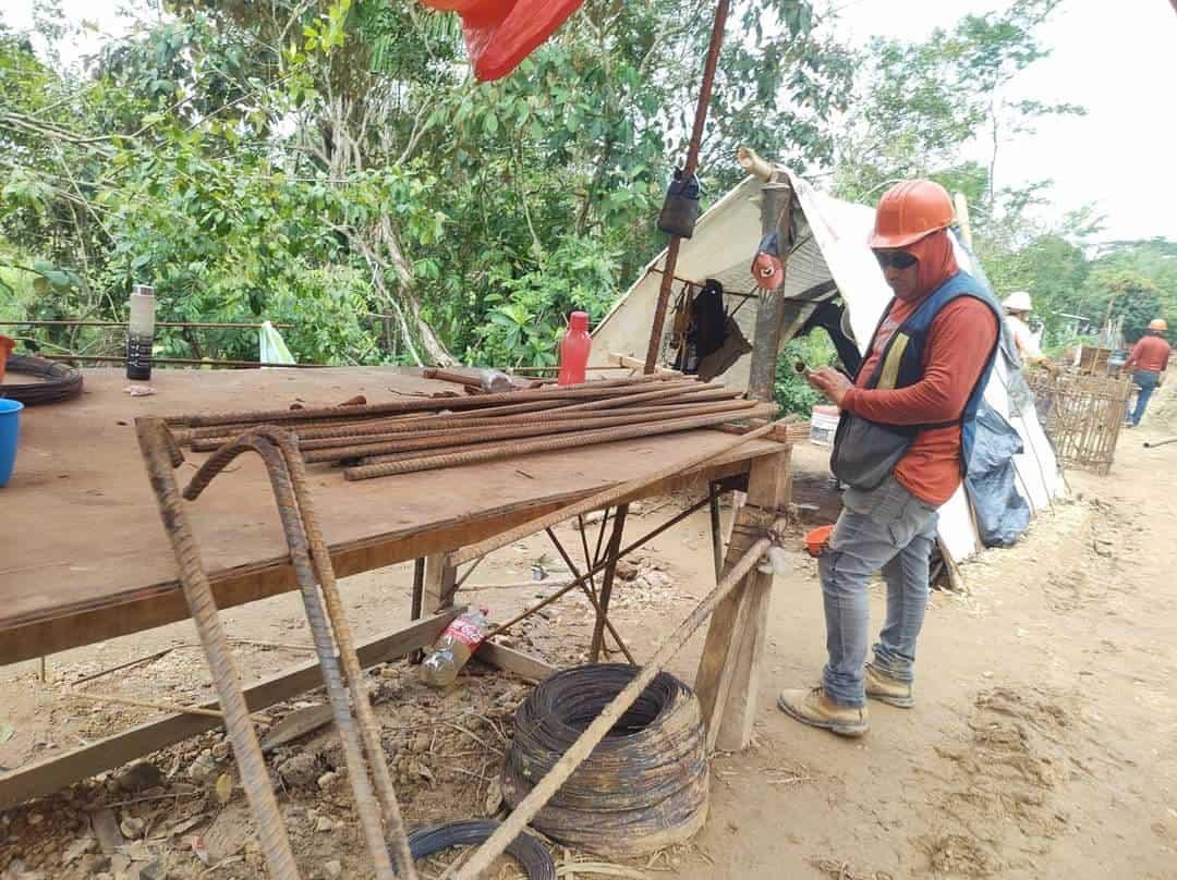 De esta forma, obreros de Moloacán se protegen de altas temperaturas