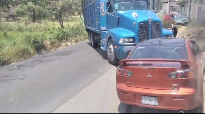 Camión cañero choca contra un auto en la carretera Xalapa-El Castillo
