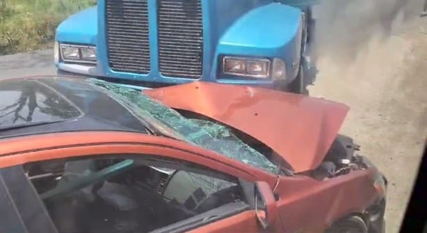 Camión cañero choca contra un auto en la carretera Xalapa-El Castillo