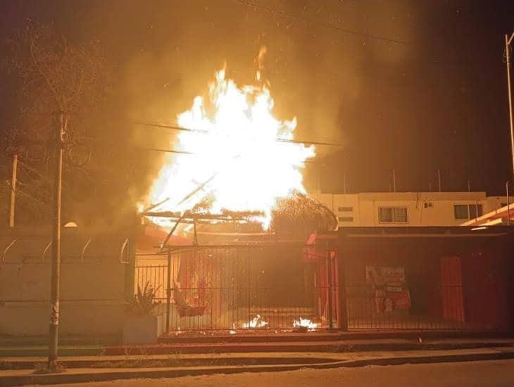 Se incendia palapa restaurante en Minatitlán