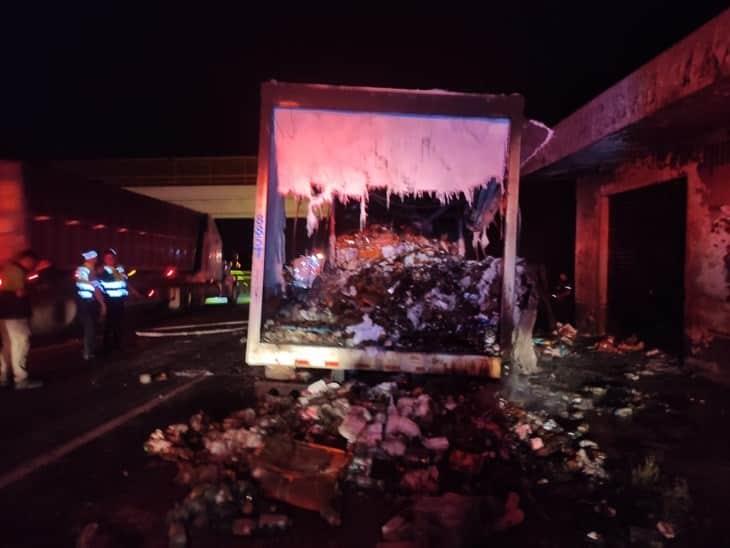 Caja de un camión de carga termina calcinada, en Nogales