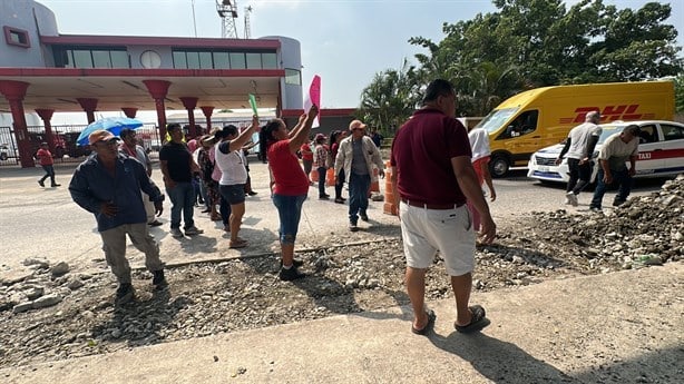 Protestan contra CAEV en Poza Rica; bloquean bulevar González Ortega