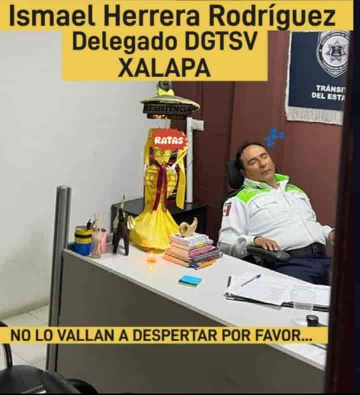 Exhiben a delegado de Tránsito en Xalapa crudo y durmiendo en su oficina