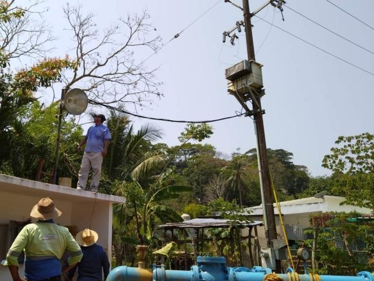 Personal de Agua Potable hace trabajo de la CFE en Moloacán