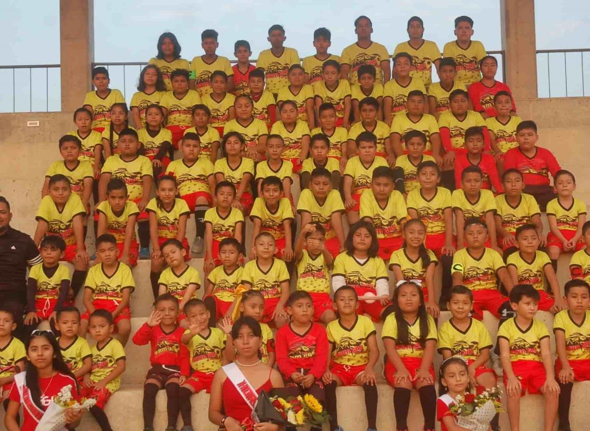 Presentan al Club de Futbol Hormiguitas de Minatitlán