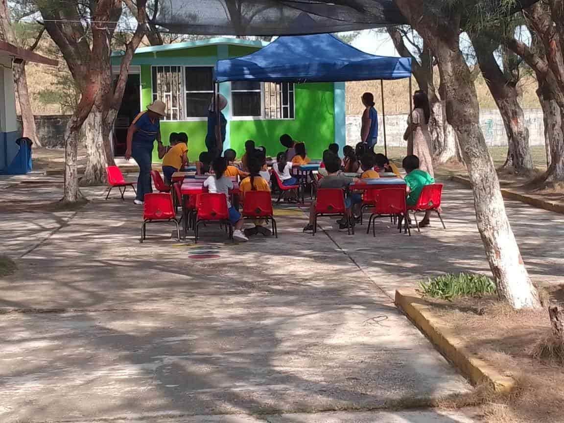 Niños de kínder toman clases bajo los árboles tras falta de energía electrica; sin respuesta de CFE
