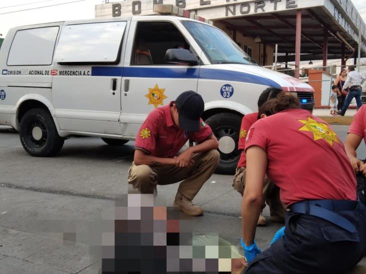 ¡Le pega el calor! Por altas temperaturas, hombre sufre descompensación en calles de Xalapa