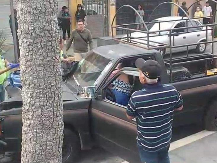 Aparatoso choque en calles de Coscomatepec deja tres personas lesionadas