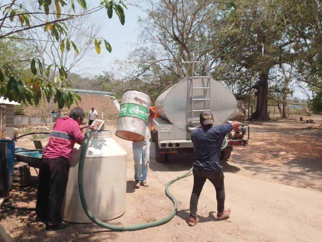 Con pipas combaten desabasto de agua en Sayula