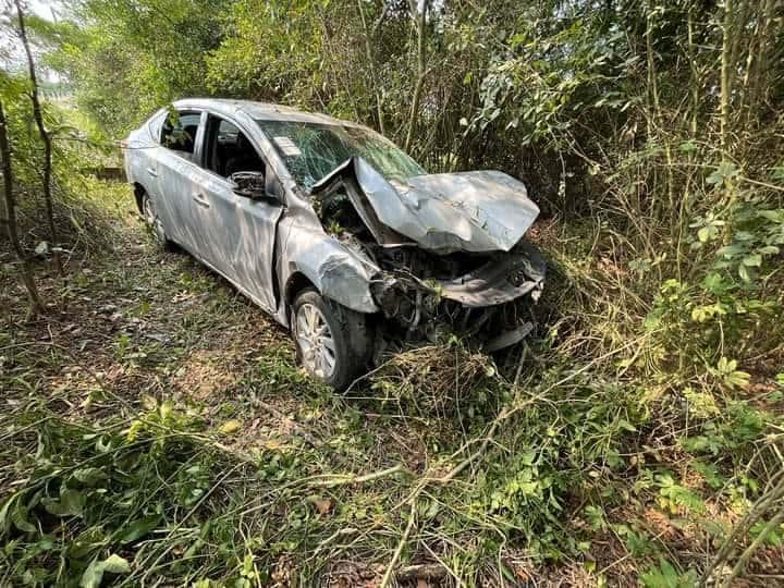 Auto pierde el control y sufre aparatoso accidente en camino a Sonzapotes