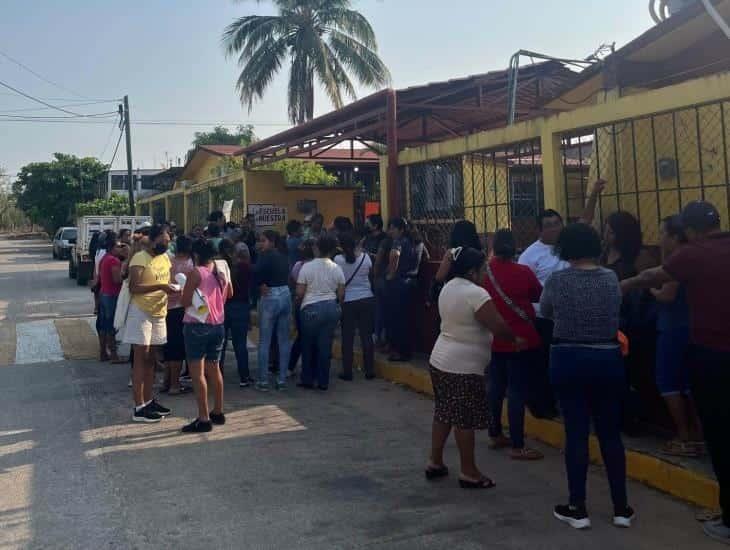 Toman telesecundaria por libertad de profesor acusado de acoso en Minatitlán