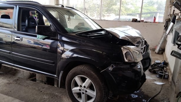 Camioneta choca contra taller mecánico en El Castillo; hay dos trabajadores lesionados