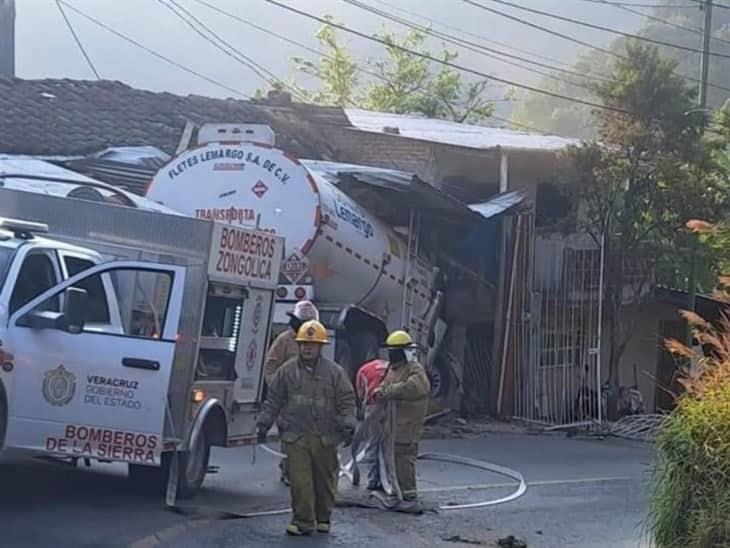 ¡Se quedó sin frenos!; camión tipo pipa se impacta contra vivienda en Zongolica