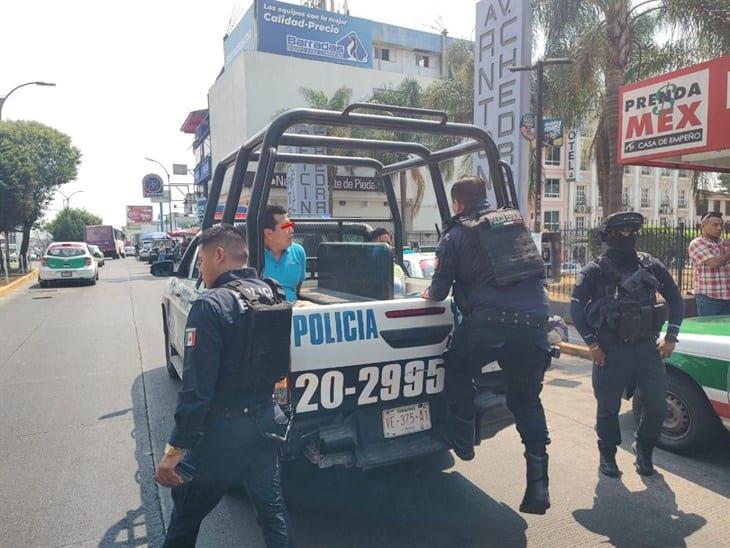 Riña termina mal: taxistas se agarran a golpes en la avenida Chedraui Caram de Xalapa