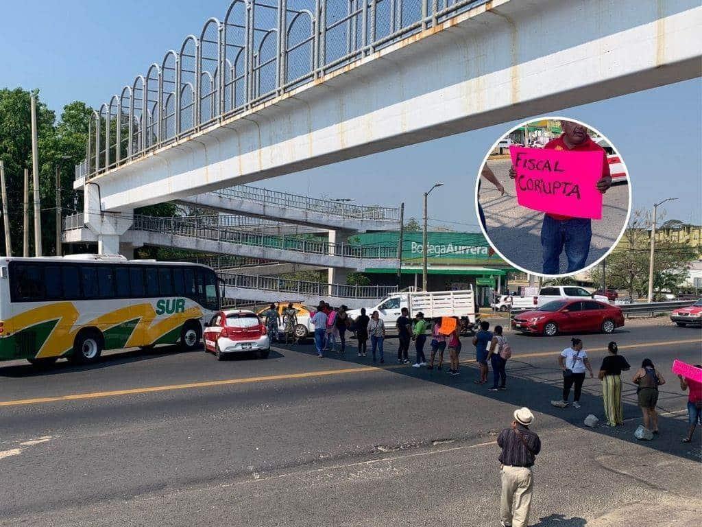 Bloquean carretera Transístmica en Cosoleacaque; exigen justicia contra profesor acusado de acoso