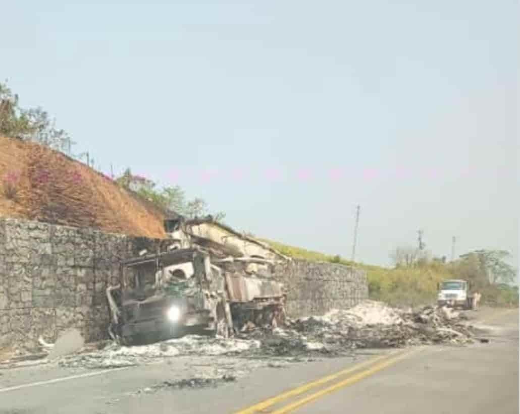 Accidente entre Tractocamiones provoca incendio y cierre de autopista Las Choapas-Ocozocoautla