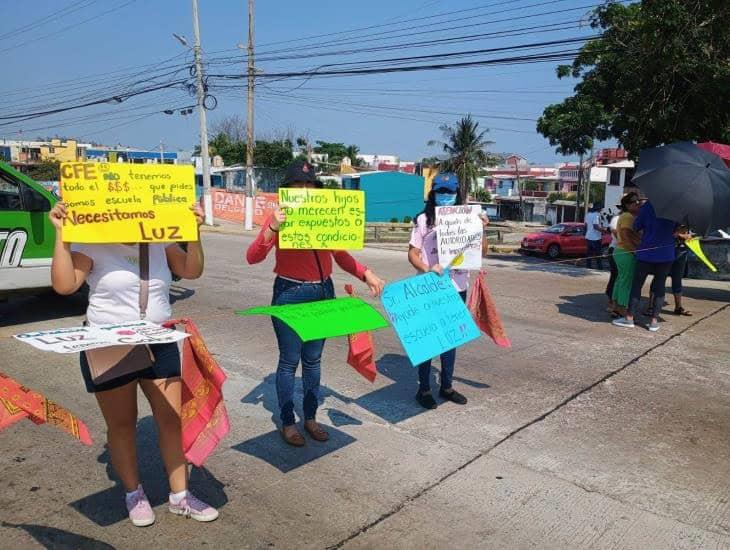 Padres de familia bloquearon avenida UV; exigen luz en jardín de niños | VIDEO