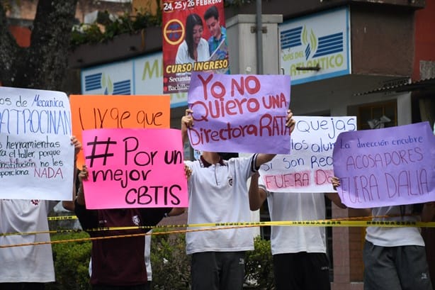 Manifestación en Cbtis 13 de Xalapa: Padres de familia bloquean calles (+Video)