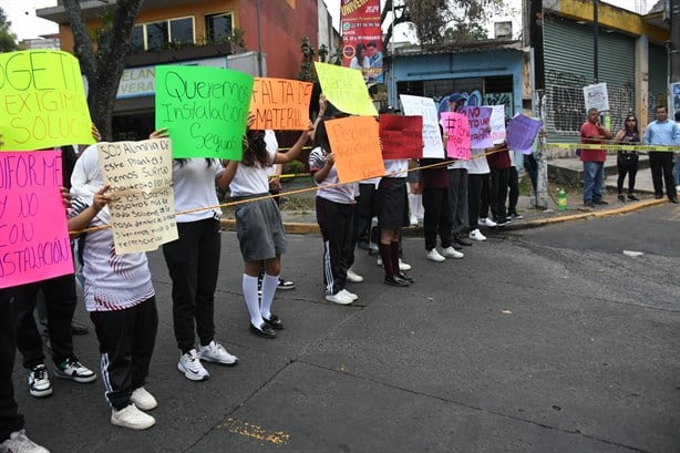 Manifestación en Cbtis 13 de Xalapa: Padres de familia bloquean calles (+Video)